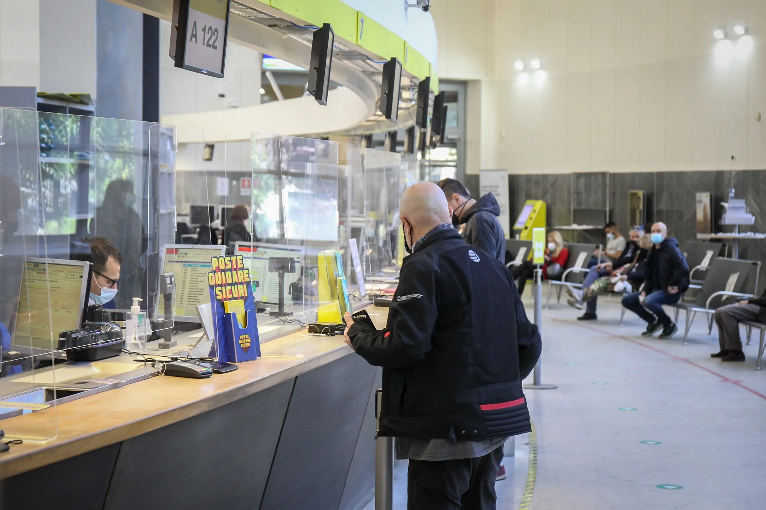 Canegrate, doppia fila alle poste