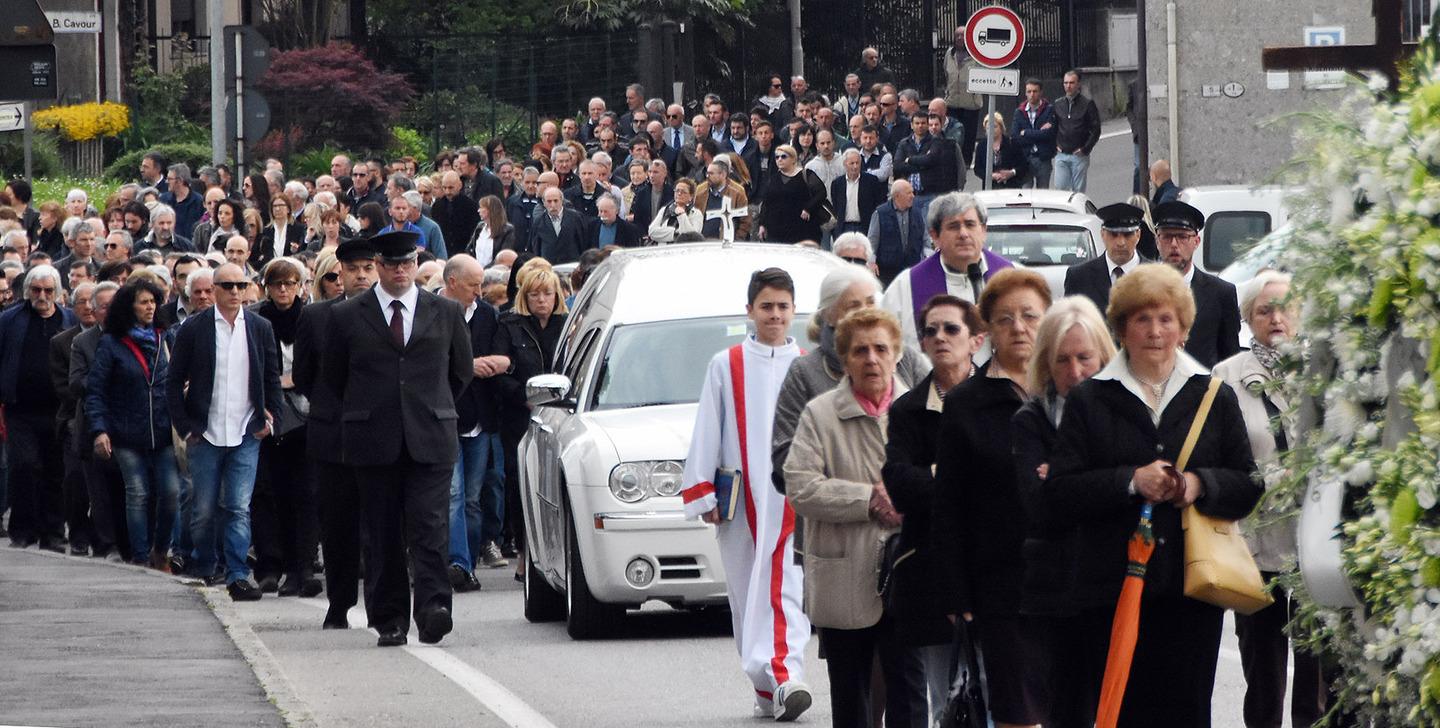 Briosco Tentato Omicidio E Suicidio Chiesa Gremita Per I Funerali Di Cristian