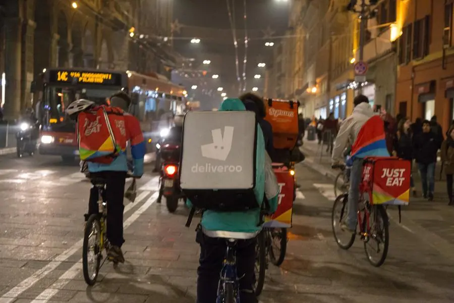 Storia di Pedro, studente di psicologia a Genova che paga rette e affitto facendo il rider