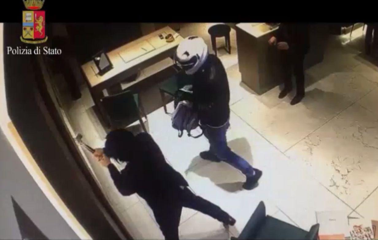 Maxi Rapina In Una Gioielleria Di Corso Vercelli Tre Arresti Video