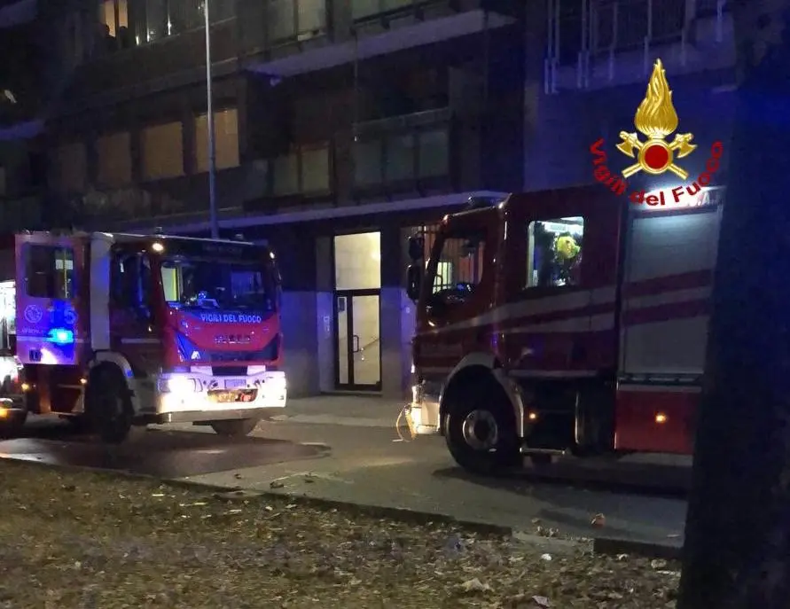 Milano, incendio in una palazzina di viale Teodorico: intossicati i residenti