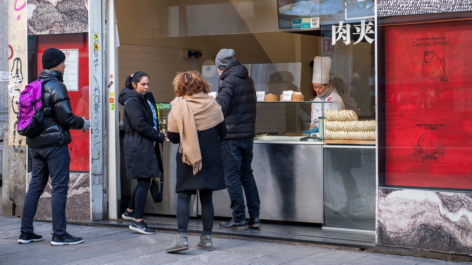 Uno dei locali di street food di via Paolo Sarpi (Foto Fasani)