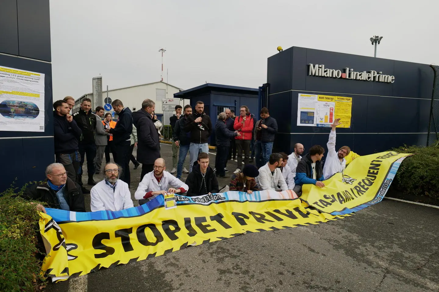 Gli ambientalisti bloccano l'aeroporto di Linate Prime. Voli fermi per ore