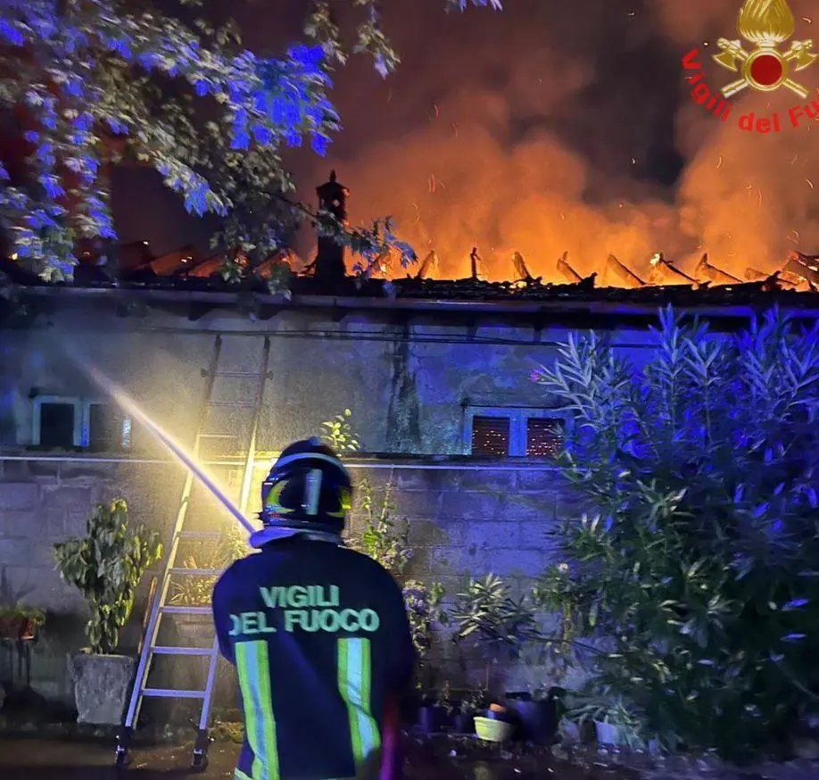 Incendio all’alba nell’area dismessa