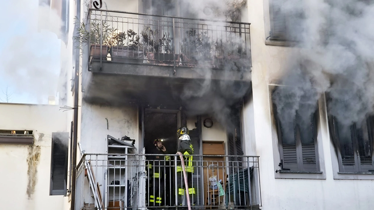 Sul posto diversi mezzi dei vigili del fuoco