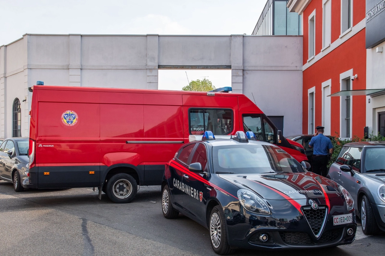 In via Morimondo, una traversa del Naviglio Grande, anche i carabinieri