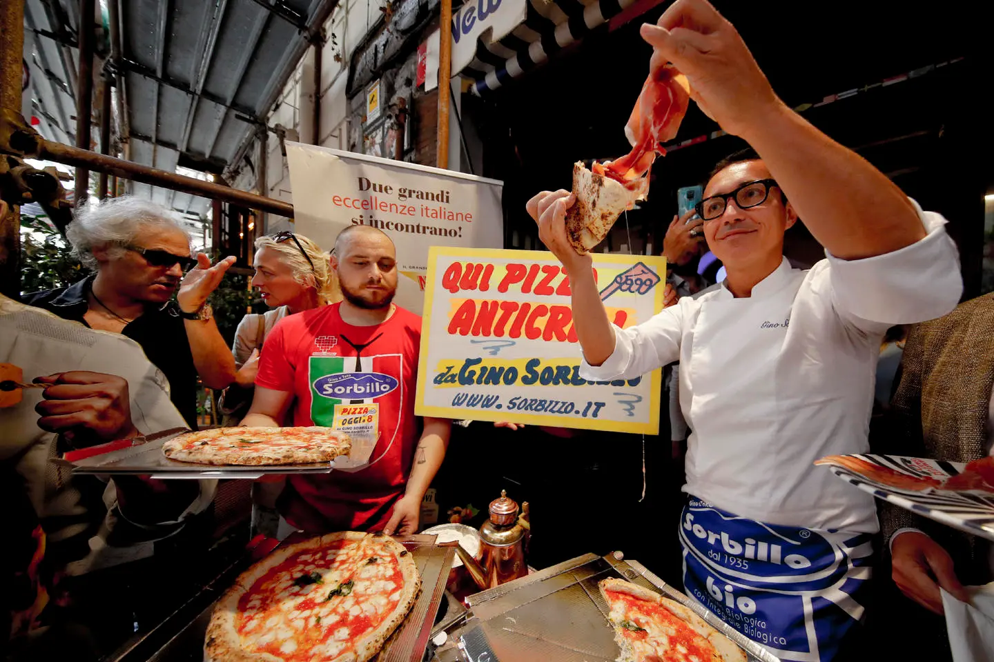 Napoli, pernacchio a Briatore. Sorbillo distribuisce pizza gratis: "Piatto del popolo"