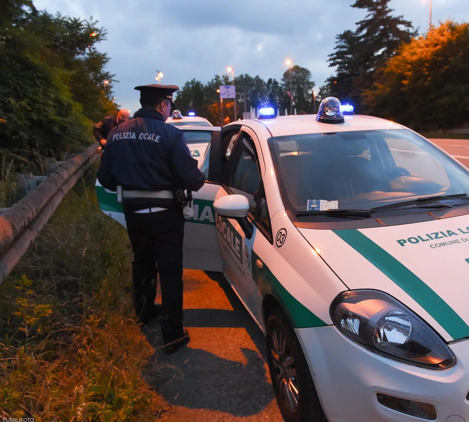 Salvato cagnolino legato a una porta