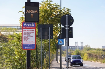 Nuove regole Area B e C, divieti extralarge ai diesel e sensori salva-ciclisti sui tir. Una stretta tra le polemiche