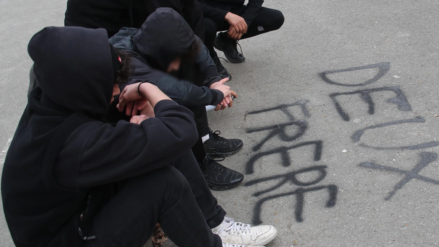 Gli amici dei ragazzi travolti dal treno stanno aiutando le famiglie dei due ragazzi