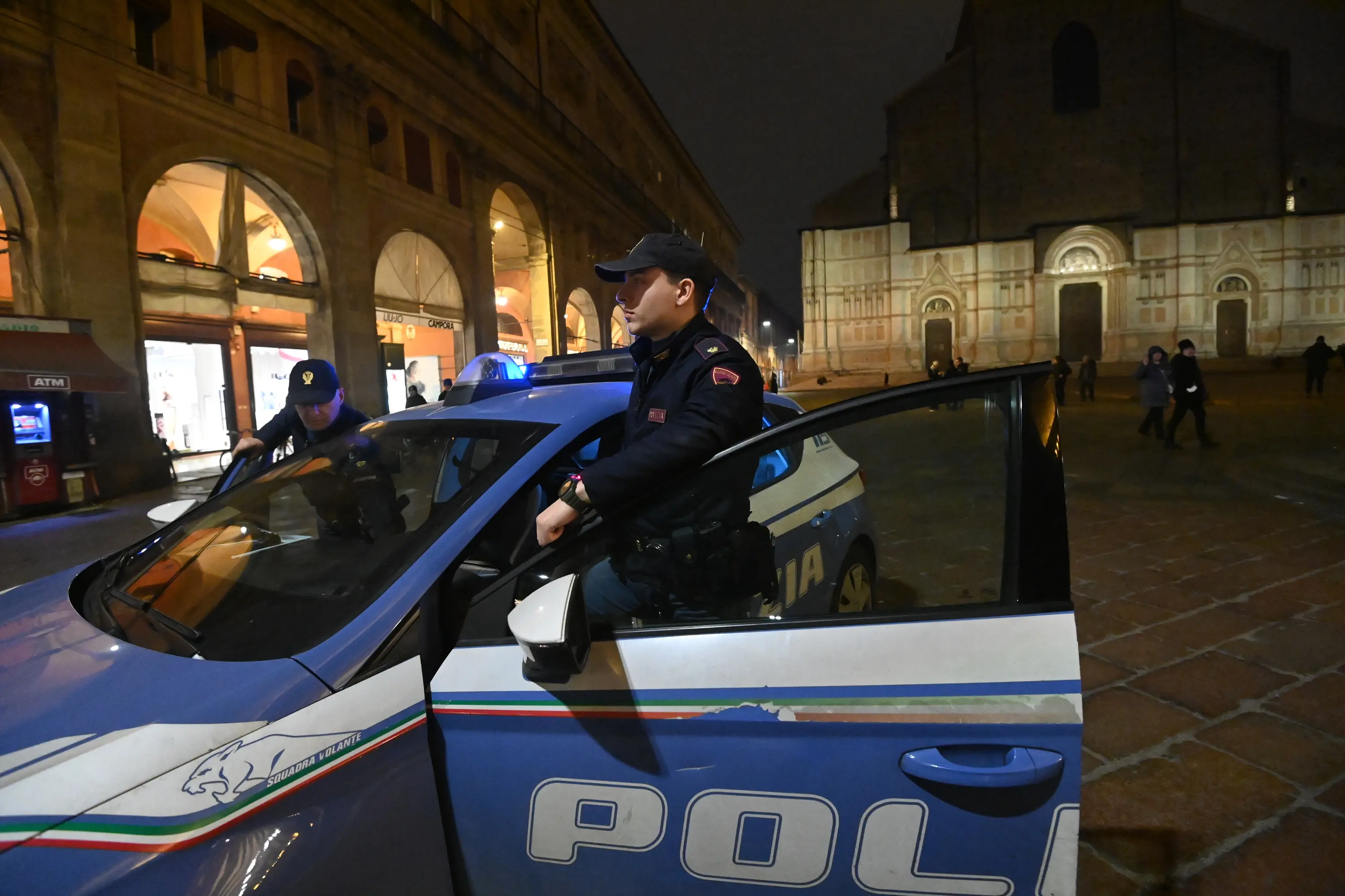 Droga a Milano, fermato per un controllo: gli trovano in casa 900 dosi di cocaina