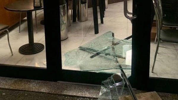 La vetrata distrutta dopo una delle "spaccate" dei mesi scorsi