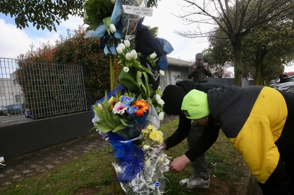 Fiori sul luogo dove è morto Christian Donzelli