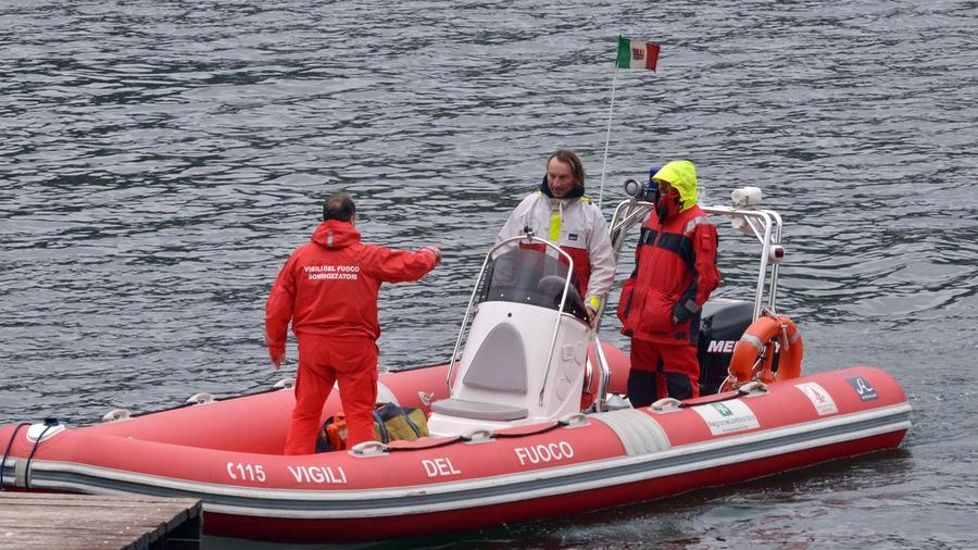 Sommozzatori dei vigili del fuoco in azione (foto archivio)