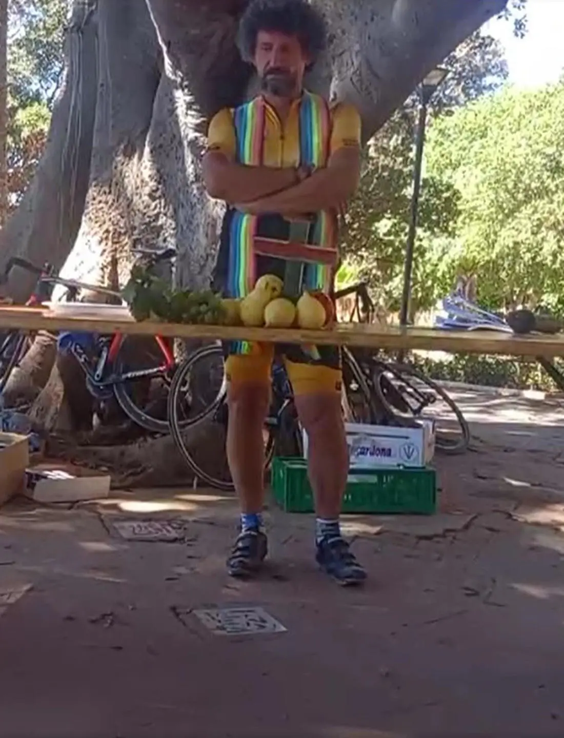 Don Fabio Corazzina, chi è il prete di Brescia che ha celebrato Messa vestito da ciclista