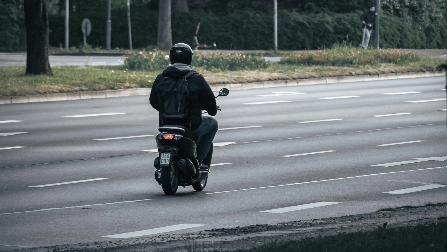 Un uomo in scooter