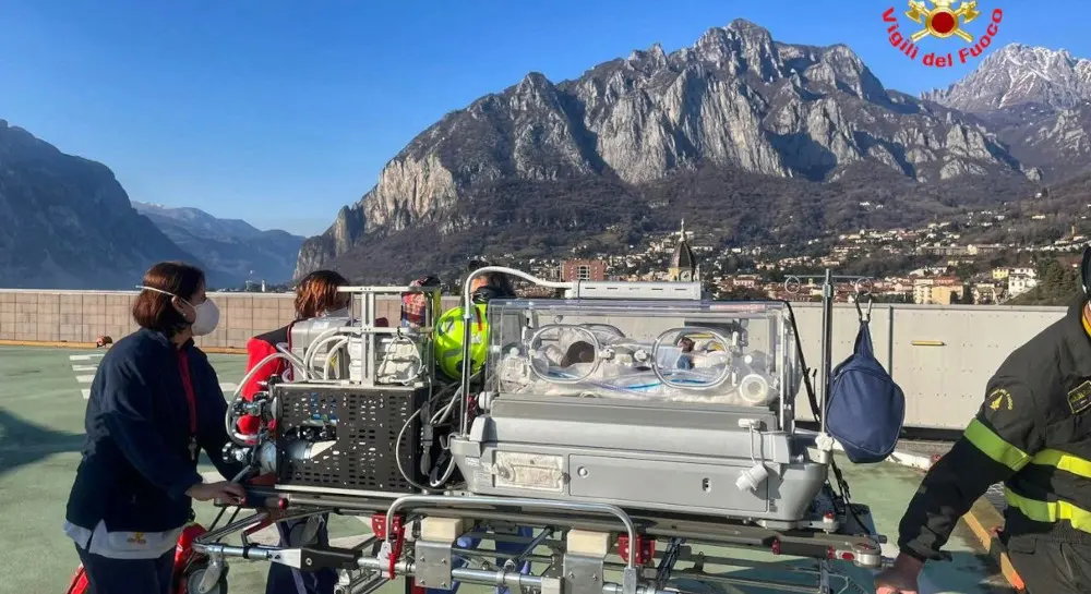 Lecco, neonato non riesce a respirare: trasferito nell'incubatrice con l'eliambulanza