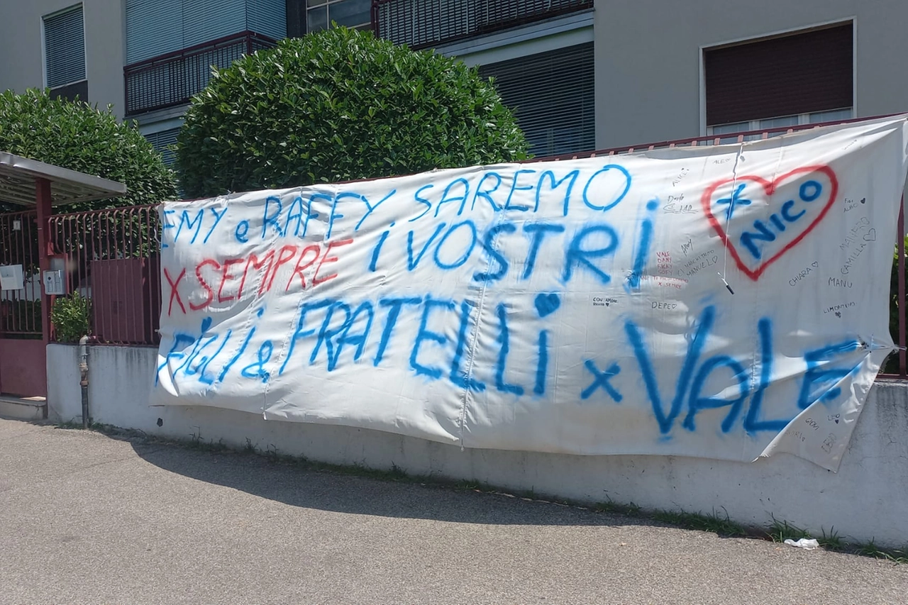 Il nuovo striscione appeso fuori dall'abitazione di Valentino Colia, vittima dell'incidente