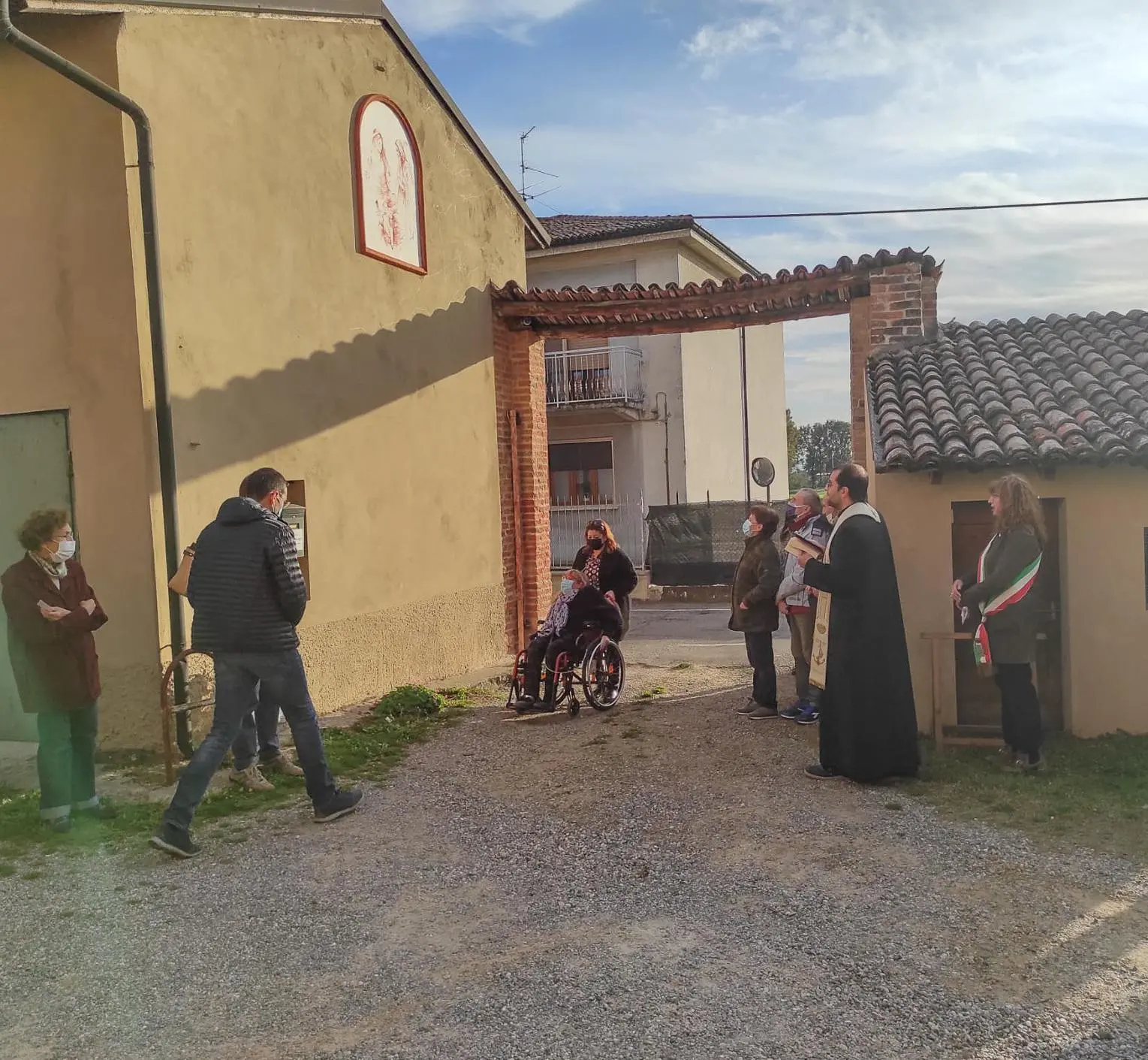 Salvata e benedetta l’antica scritta di via Mameli