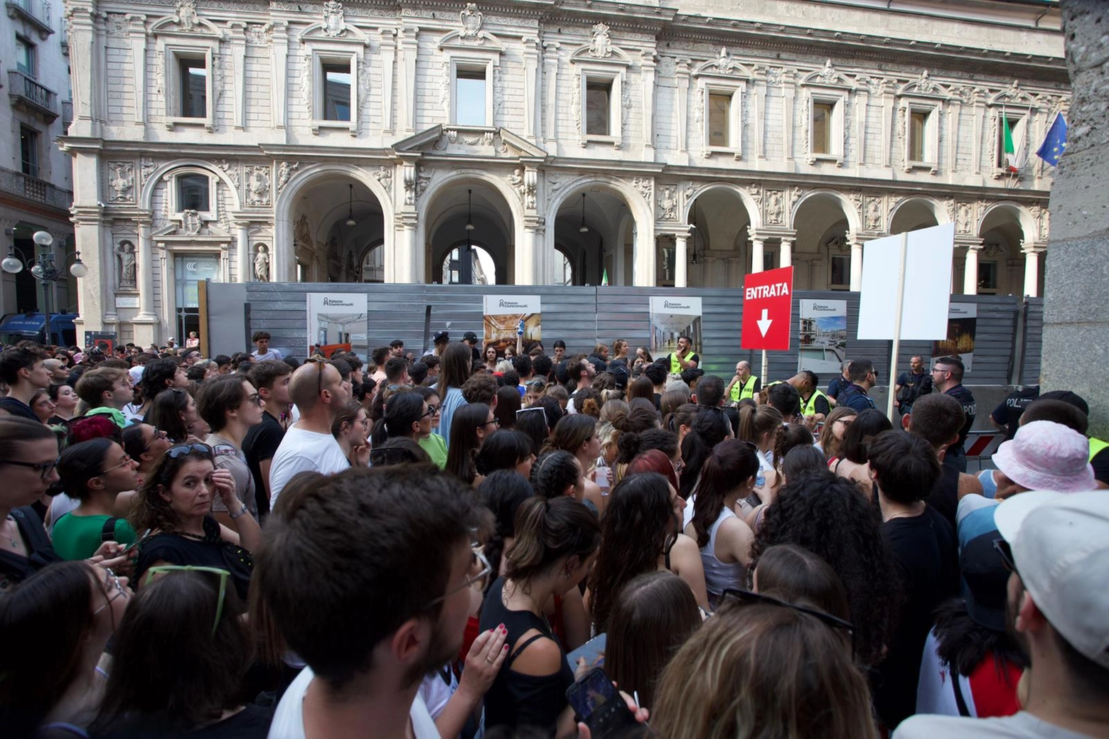 La coda per entrare in piazza Duomo