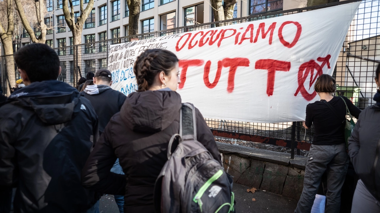 Il presidio davanti all'istituto Severi Correnti (Foto Davide Canella)