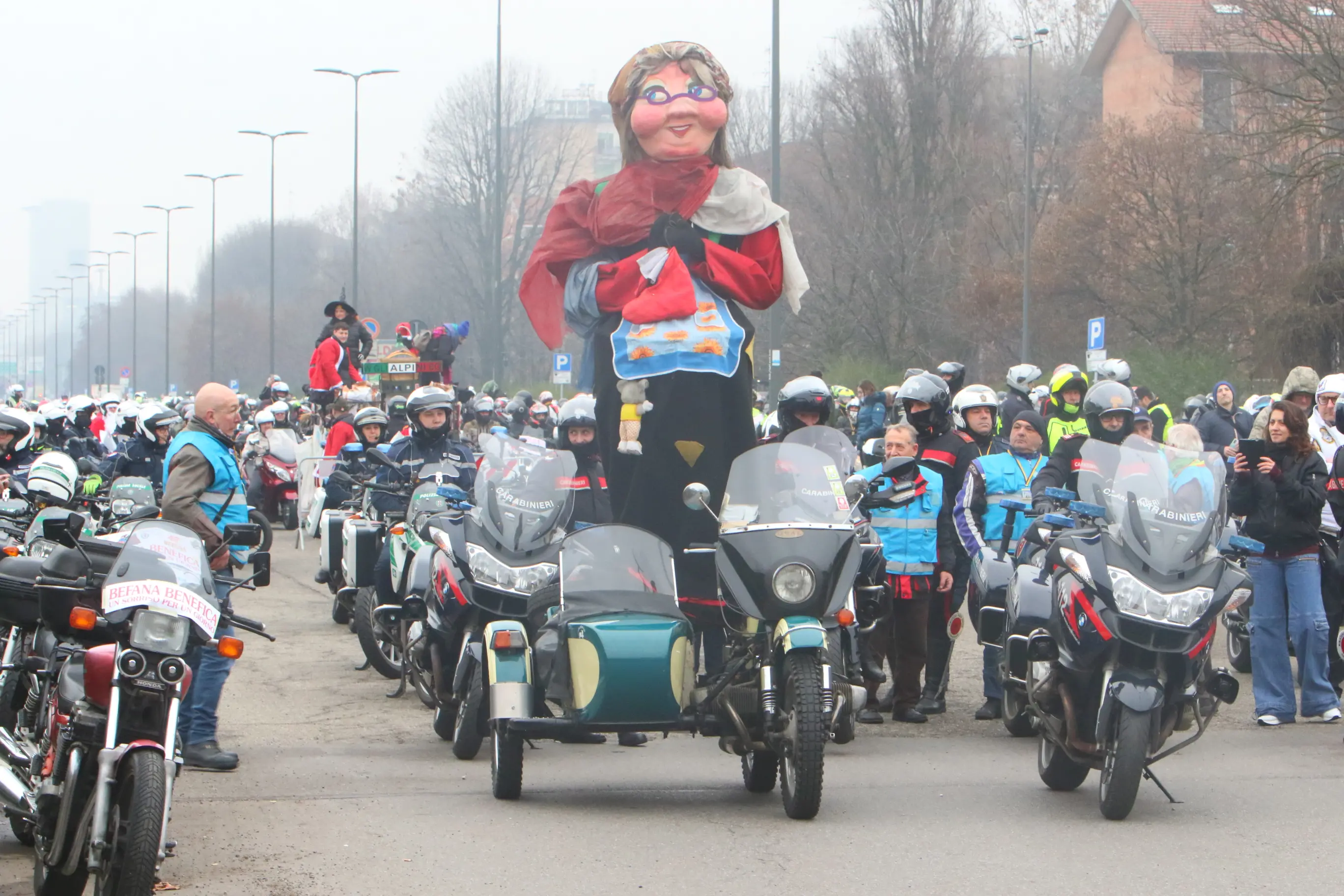 Epifania 2023 a Milano, il corteo della Befana Benefica del Motociclista