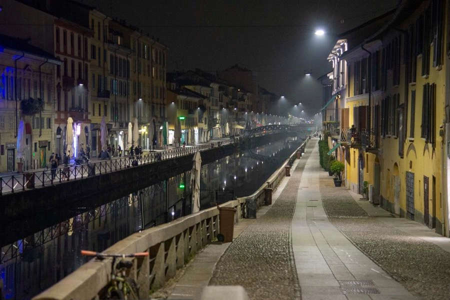 La città si svuota per il coprifuoco: Navigli deserti