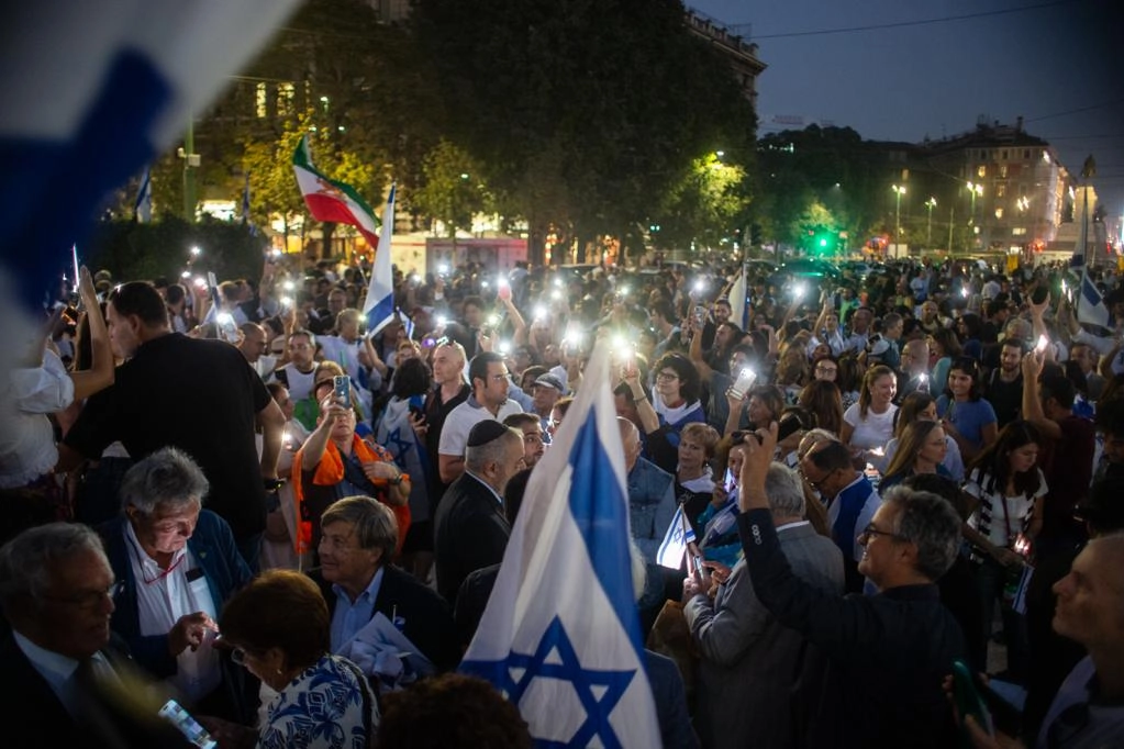 Il presidio per Israele in piazza Castello a Milano