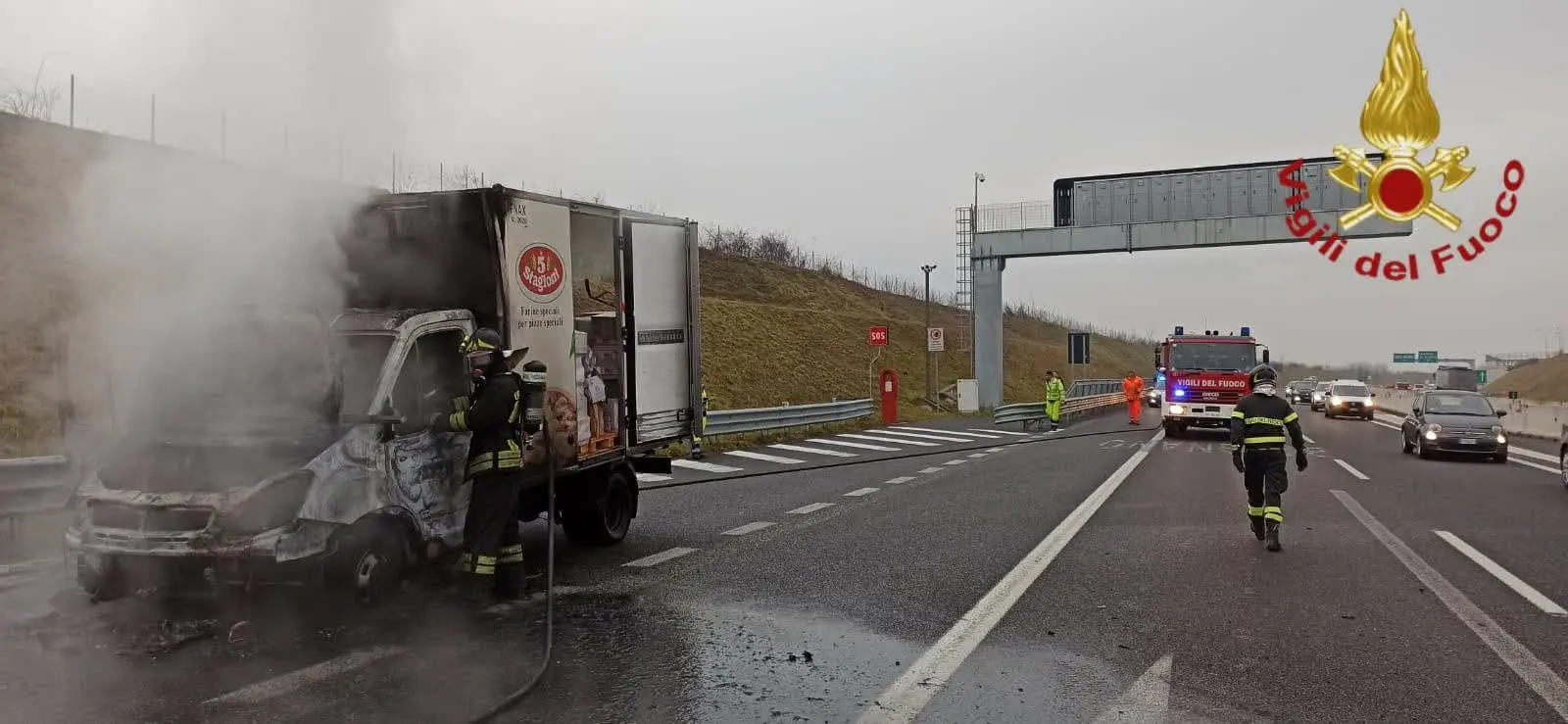 Lentate sul Seveso, furgone in fiamme sulla Pedemontana: autostrada bloccata