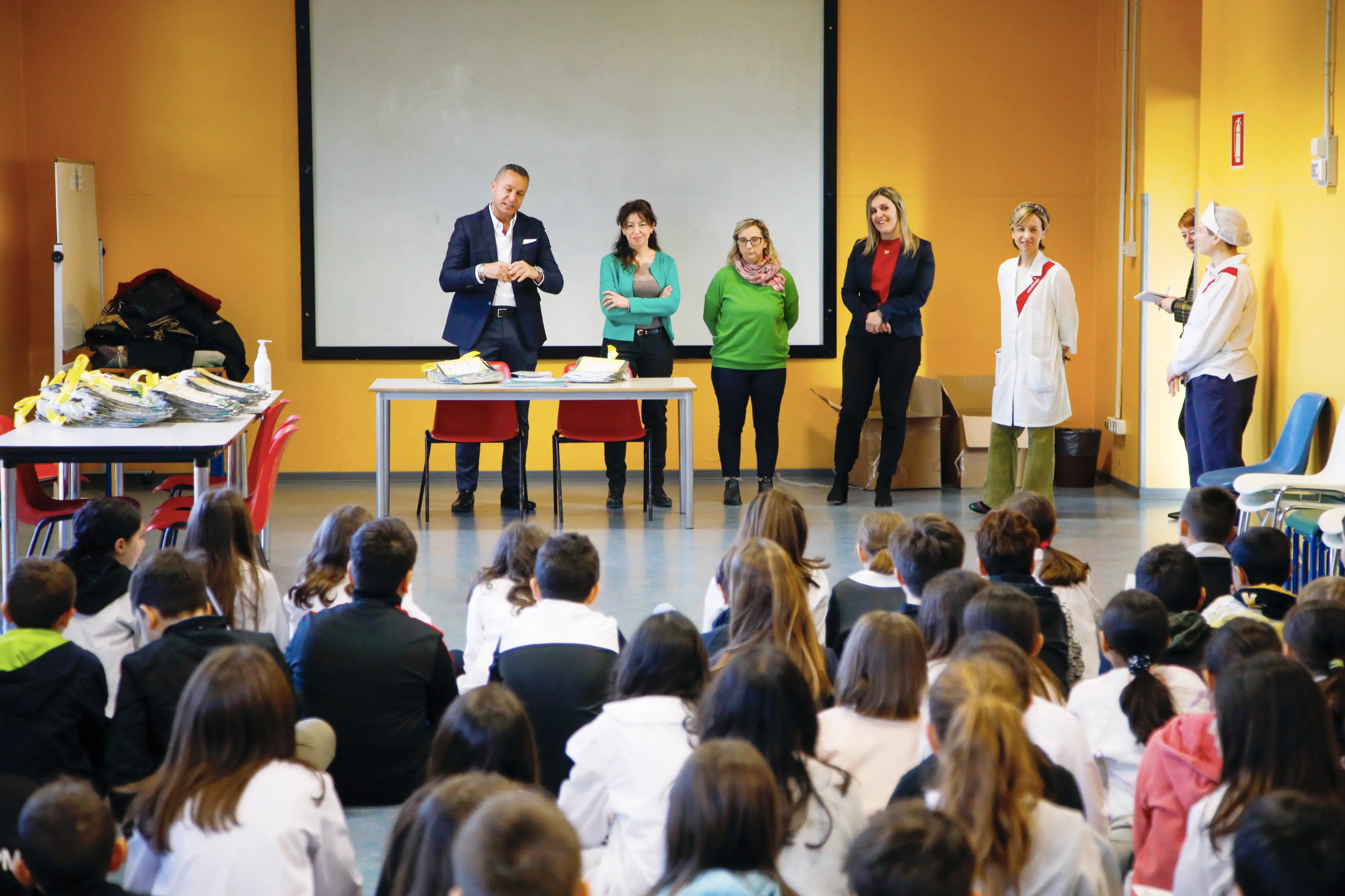 Pogliano Milanese, food bag antispreco e riciclabili ai bambini della scuola primaria