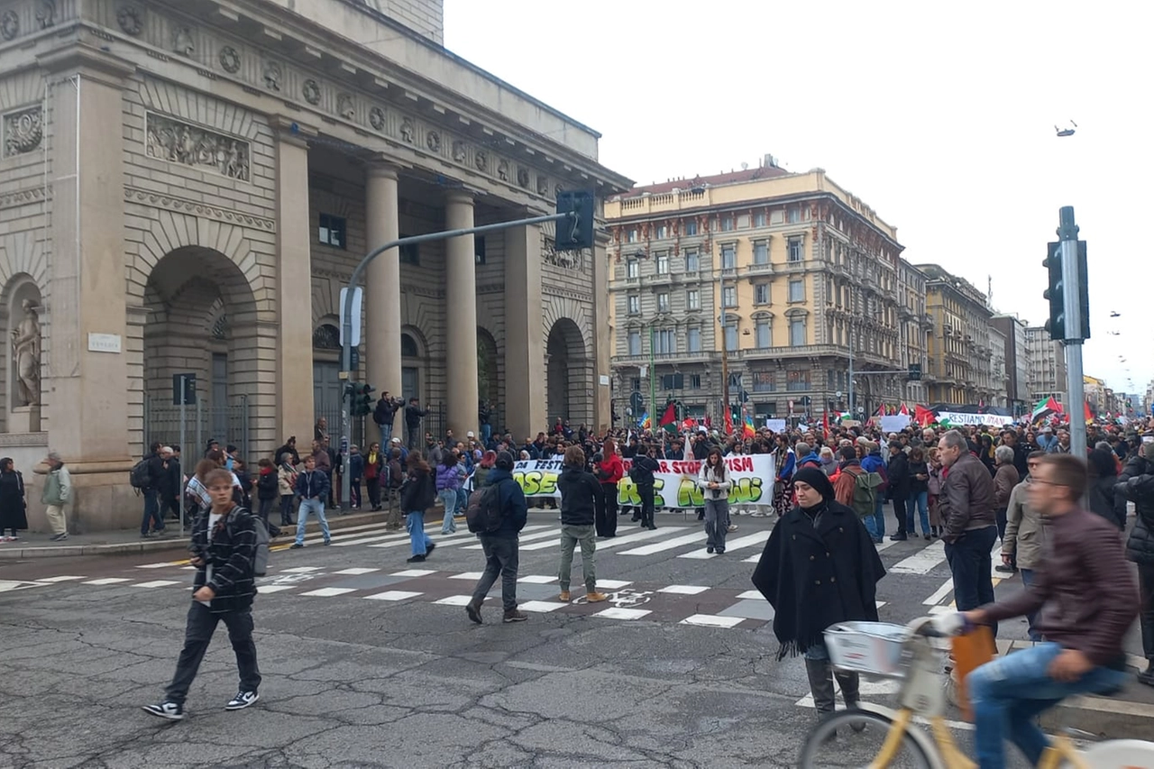 Il passaggio del corteo in Porta Venezia