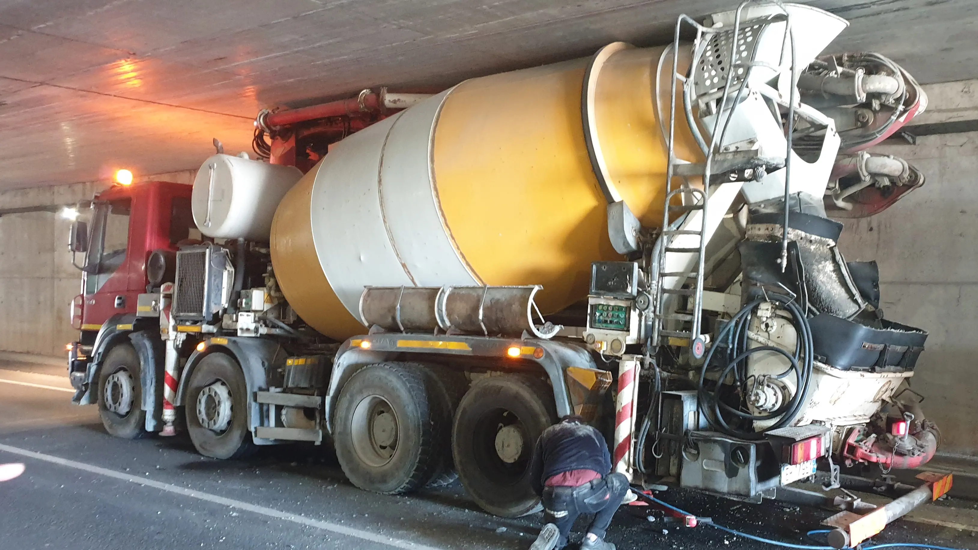 Marcallo, betoniera si incastra sotto il ponte: traffico bloccato