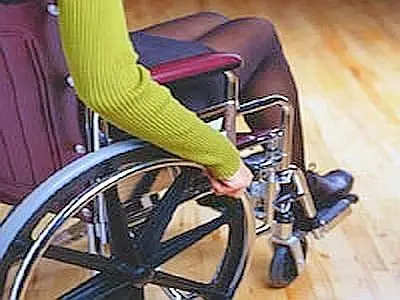 Derubava chi l’aiutava: altre 14 accuse per la disabile col vizio del furto