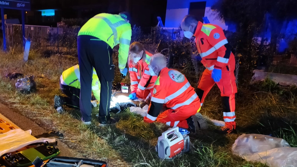 L'uomo soccorso sul ciglio della strada