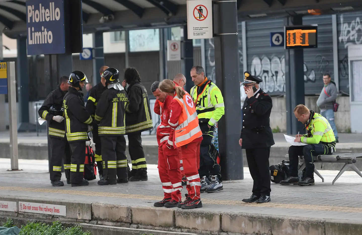 Tragedia lungo i binari a Lambrate: persona morta investita. Disagi a circolazione treni