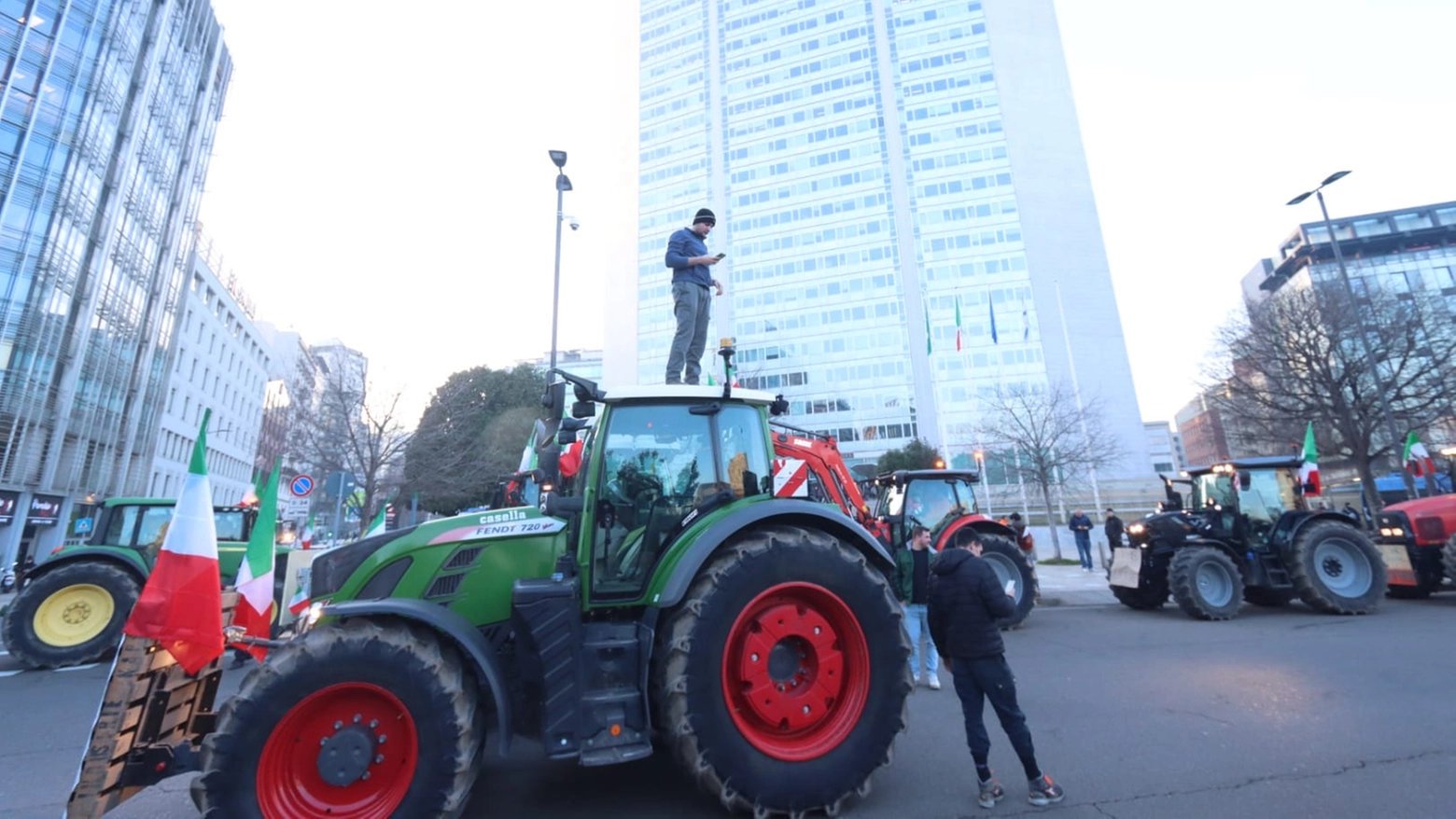 La protesta degli agricoltori davanti al Pirellone (Foto Salmoirago)
