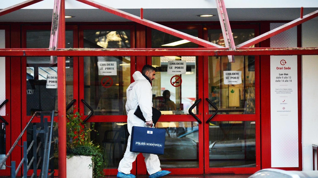 La polizia all'istituto dove è stata accoltellata la professoressa