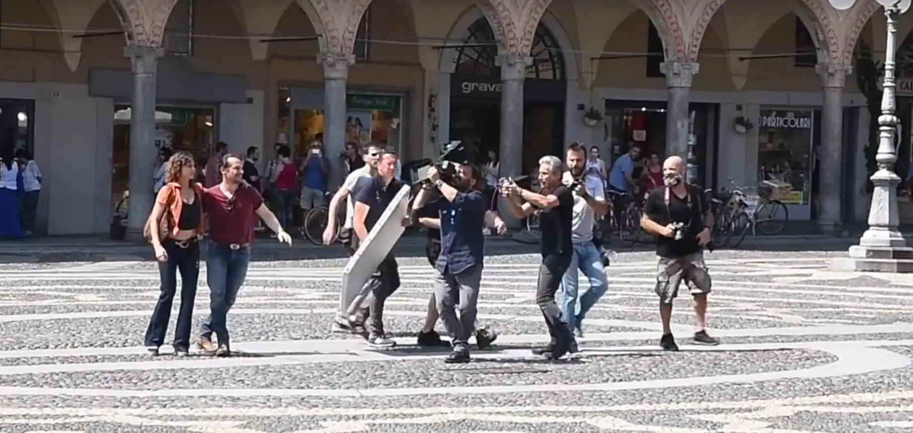 Vigevano, Ligabue in piazza Ducale per le riprese del nuovo film