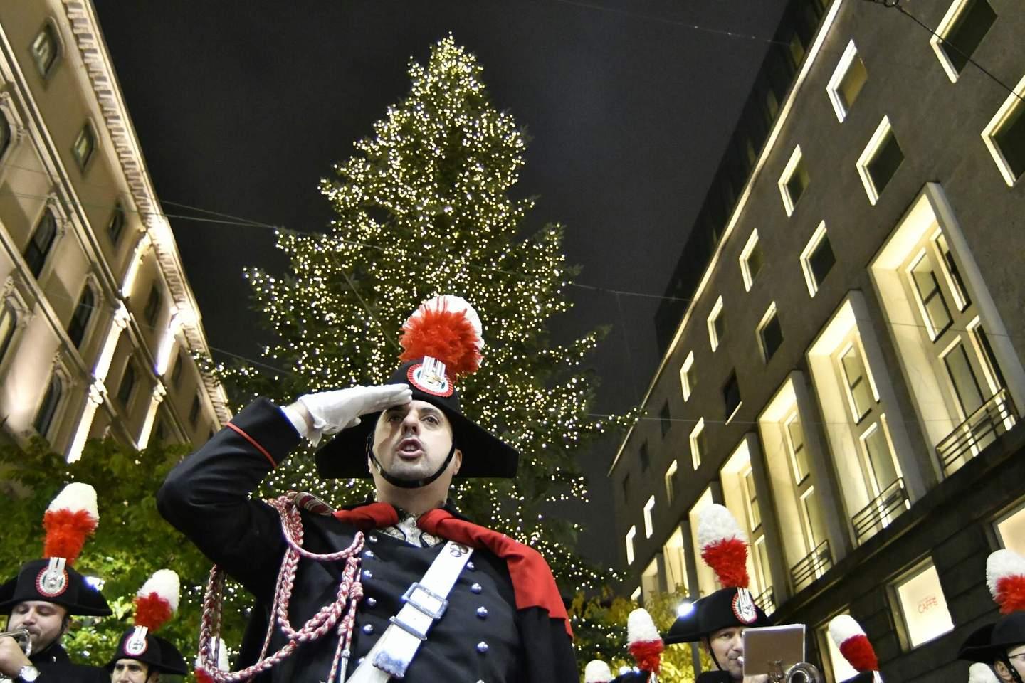 Natale Via Montenapoleone Si Veste A Festa Ecco Una Scia Di Alberi Luminosi Foto