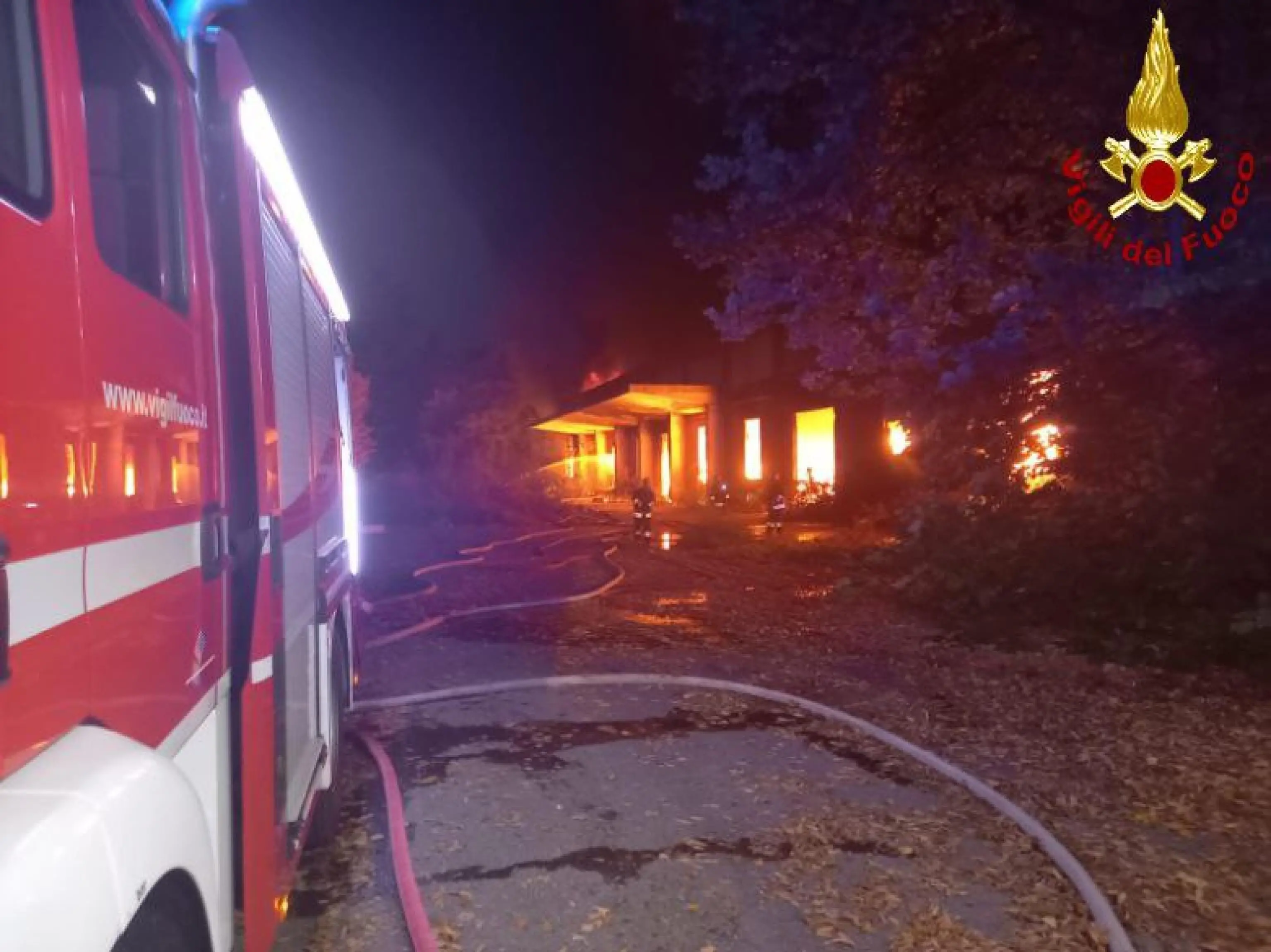 Varedo, incendio nell'ex Snia: a fuoco 2mila tonnellate di rifiuti. A rischio i boschi