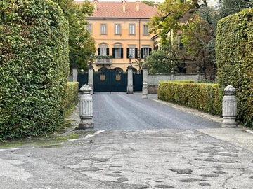 Silvio Berlusconi e Villa San Martino a Arcore: l’antico delitto, la scuderia, i summit e gli scandali. La storia del “mausoleo” del Cav