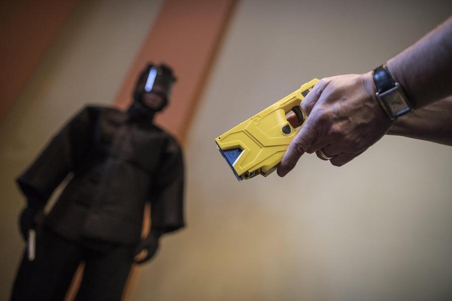 Taser alle forze dell'ordine, la pistola elettrica in dotazione anche a  Milano