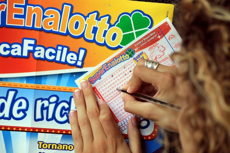 Superenalotto lotto e 10elotto le estrazioni di oggi venerd 12