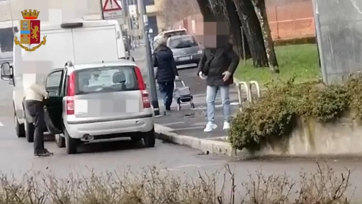 I rapinatori filmati dagli agenti di Polizia mentre preparavano un nuovo colpo a Garbagnate Milanese