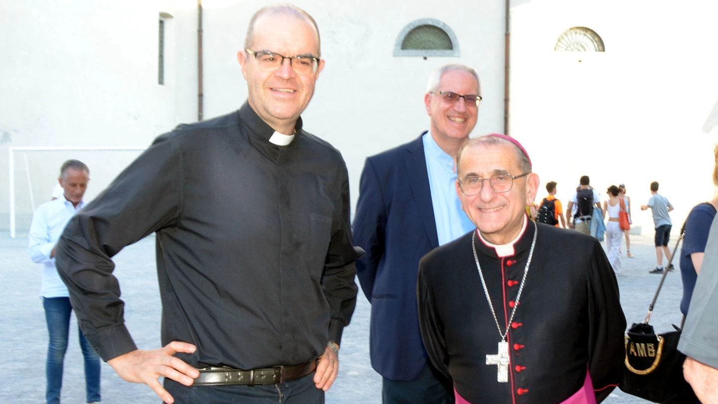 L'arcivescovo Mario Delpini con don Davide Milano