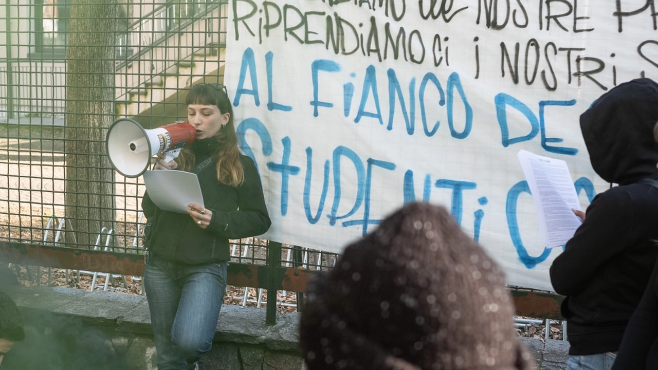 Il presidio davanti all'istituto Severi Correnti (Foto Davide Canella)