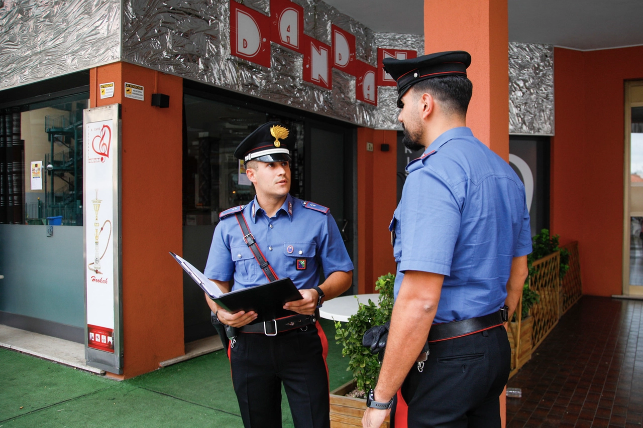 I carabinieri di fronte al bar dell'omicidio