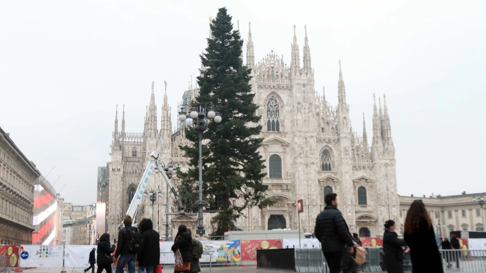 L'allestimento dell'albero di Natale in Piazza Duomo (Ansa/Paolo Salmoirago)
