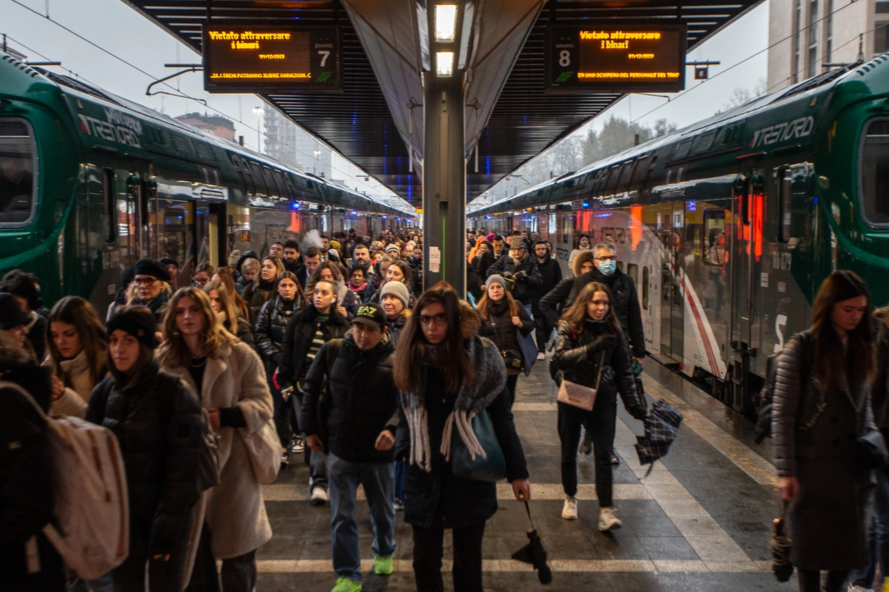 Pendolari in stazione a Cadorna (Canella)