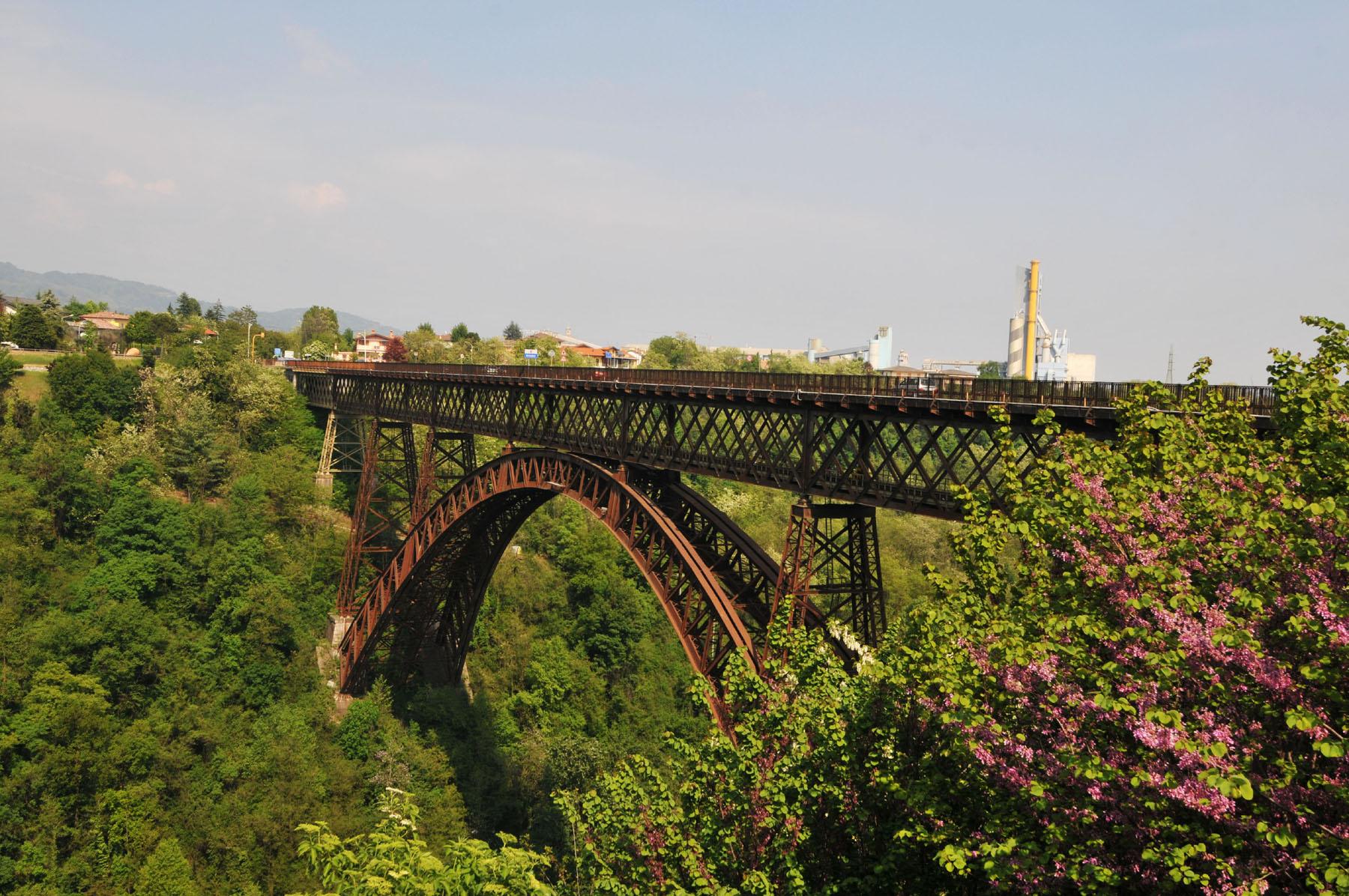 Paderno Voleva Buttarsi Dal Ponte Dei Suicidi Enne Salvato In Extremis